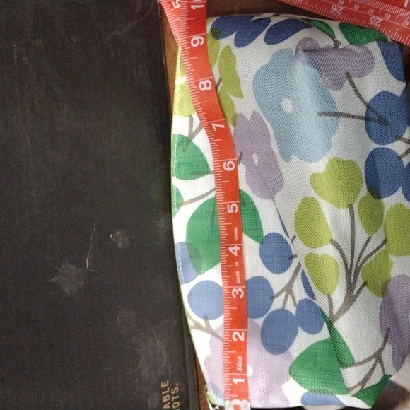 EUC Clinique Makeup Bag with Goodies - Picture 6 of 16